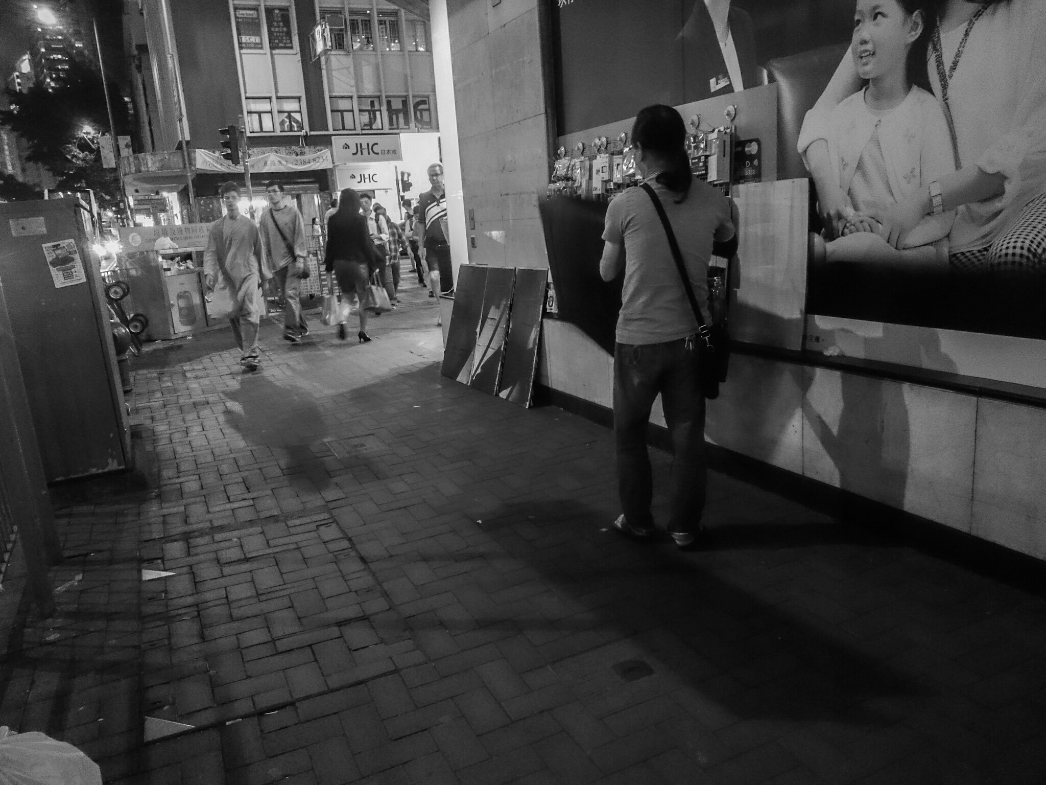 Installation d'un stand d'accessoires pour téléphones a la tombée de la nuit, Hong Kong