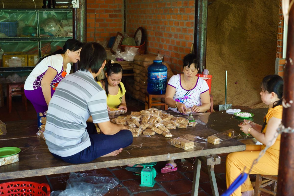 Fabrique artisanale de bonbons dans le delta du Mékong, Vietnam