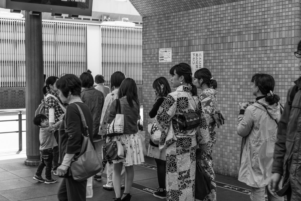 Faire la queue en attendant le train au Japon